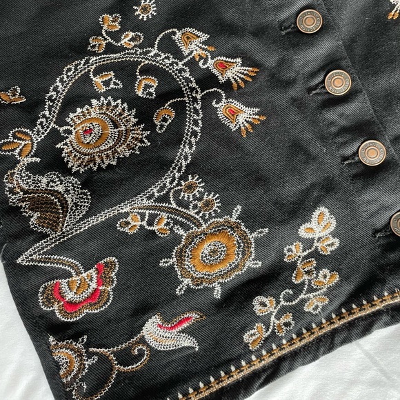 Embroidered black jean skirt - Picture 2 of 3